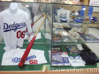 Treasure hunting at the Sinon Bulls Baseball Artifacts Exhibition Hall