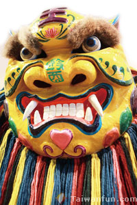 Chen Ming-hong dances with lions