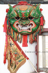 Chen Ming-hong dances with lions