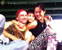 Paul Davies(美國男)與彥韶(台灣女)
