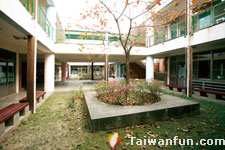 The courtyard architectural style of Guang Long Elementary School