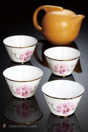 Exquisitely delicate eggshell porcelain from a Taichung artist